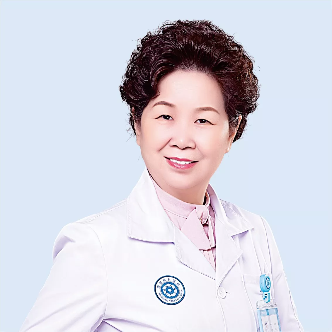 杨连静(康明眼科总院长)